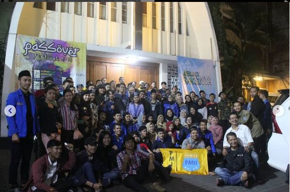 Foto bersama usai berbagi takjil di depan GKJ Kebonjati Bandung. Dok: PMKRI Bandung