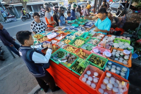 Suasana penjual kudapan untuk takjil di Pulau Bangka | Dok. Babel Review
