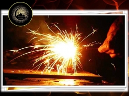 Bermain kembang api di malam-malam Ramadan rasanya sangat luar biasa (dok.India.com,Vecteezy/ed.WS)