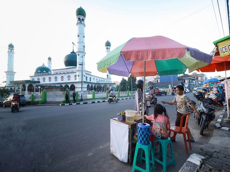 Suasana sore hari bulan Ramadan di depan Masjid Jamik Pangkalpinang | Dok. Diko - Babel Review