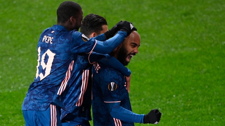 Selebrasi Alexandre Lacazette bersama Pepe ketika Arsenal menang 4-0 atas Slavia Praha (Foto Skysports)