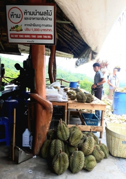 Tumpukan durian yang siap dipotong dan disajikan | Dokumentasi pribadi