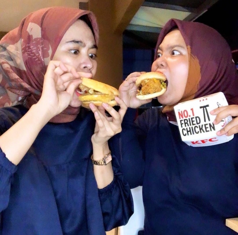 Foto Yona dan Mute saat review makanan di laman instagramnya @duolemak