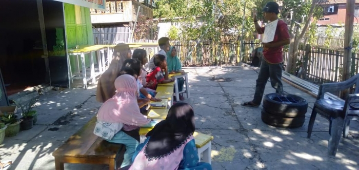 Ryan Afrianto sedang menemani anak-anak Bortam mencintai belajar (Foto: Daeng Sibali)