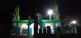 Masjid Nurul Muhammad Borongtammatea ketika malam tiba (Foto: Ryan Afrianto)