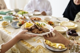Makan bersama pada bulan Ramadan (Sumber: rimma.co)