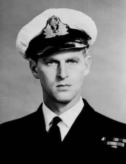 Sumber: BBC; Pangeran Philp ketika Perang Dunia II bertugas di Kapal Perang HMS Valiant