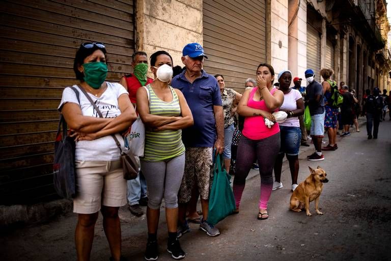 Rakyat Kuba harus antre selama berjam jam untuk membeli makanan. Photo: Ramn Espinosa AP: 