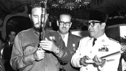 Fidel Castro ketika bertukar cenderamata dengan Pak Karno. Photo: LIFE