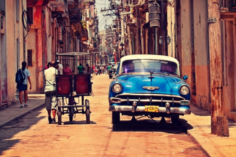 Jalan di Havana masih dihiasi mobil era tahun 1960 an. Photo: Wordpress.com