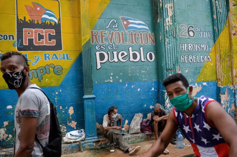 Generasi muda Kuba mengalami krisis kepercayaan masa depan terkait memburuknya ekonomi. Photo: Yamil Lage/AFP via Getty Images
