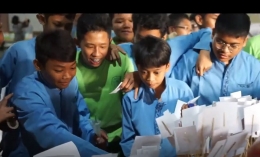 Deskripsi : Anak sekolah diberikan pemahaman mengenai Food Waste Awareness menggunakan games berkelompok I Sumber Foto : Youtube Bandung Food Smart City 