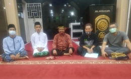 Diskusi sehabis tarwih di salah satu masjid di kota padang bersama buya yusfik helmi dt yang sati. (foto dok yusfik helmi dt yang sati wag qalbun salim)