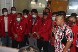 Ketua DPC Jakarta Utara Timbul Fransisco Malau (baju loreng PBB) ikut menyampaikan selamat jalan kepada almarhum. Foto (DPC Jakbar)