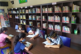Anak-anak asyik membaca di perpustakaan desa (Sumber:bali.antaranews.com)