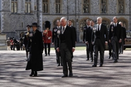 Sumber: technotrenz.com/news/royal; putra, putri serta cucu Pangeran Philp berjalan dibelakang peti jenasah ketika pemakaman hari ini.