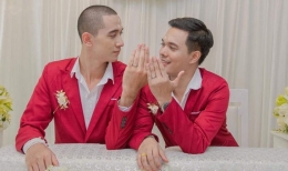 Pasangan gay asal Thailand yang dirundung netizen Indonesia (sumber: The Jakarta Post, 16 April 2021)