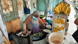 Mamah Cun, penjual kue tempel legendaris asli Tegal. (sumber: dokpri)