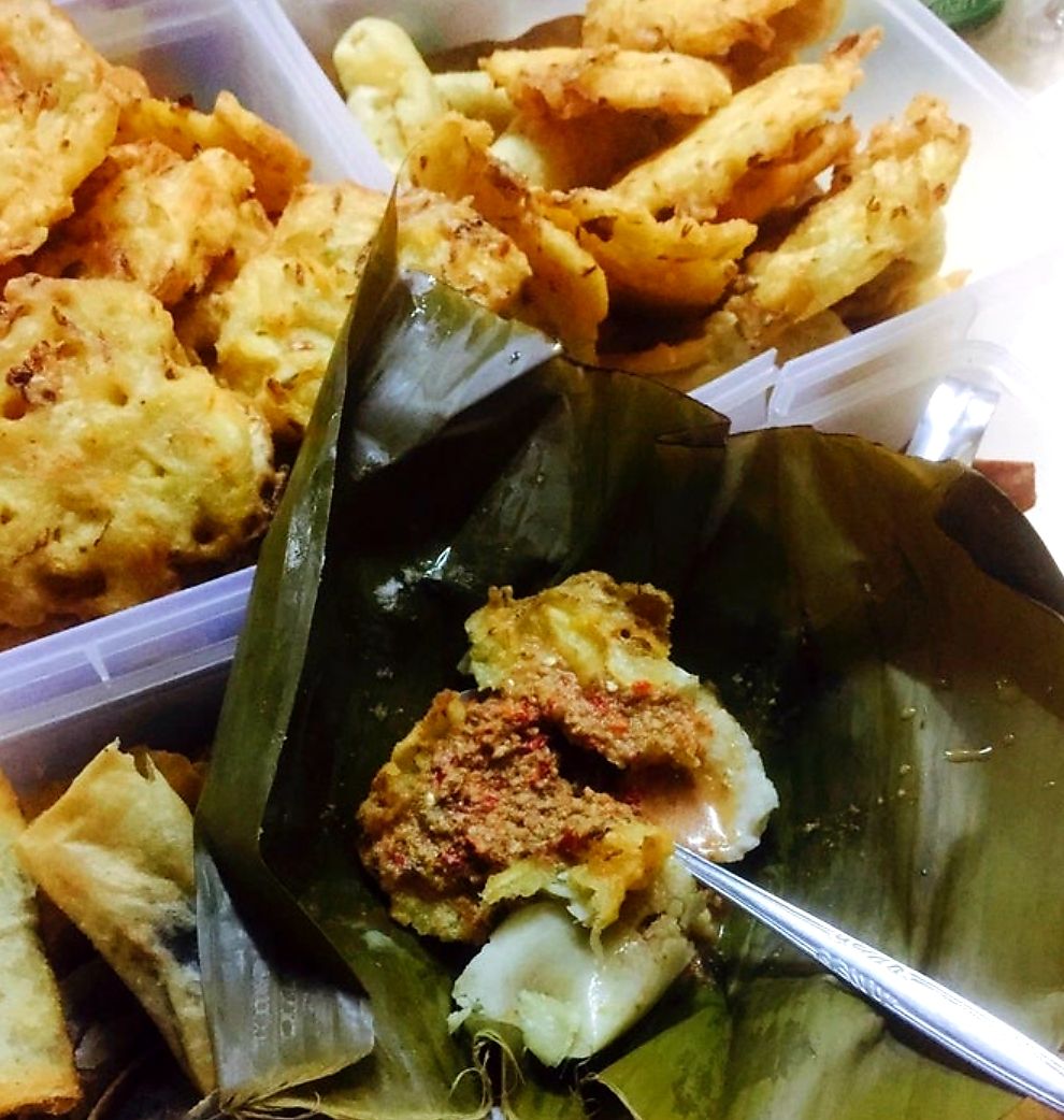 Lontong dan gorengan selalu ludes sebelum waktu berbuka puasa. Foto: id.foursquare.com