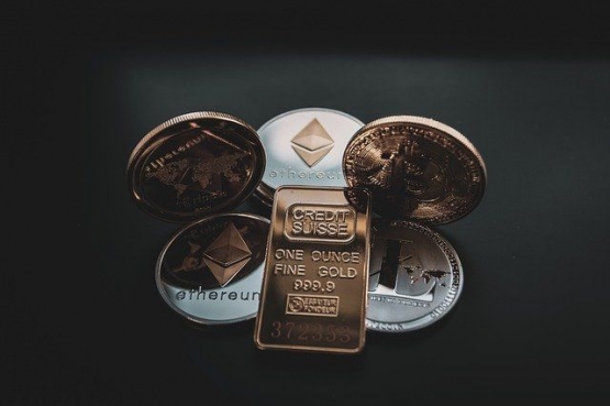 Ilustrasi mata uang dan logam mulia sebagai investasi (sumber gambar: pixabay.com)