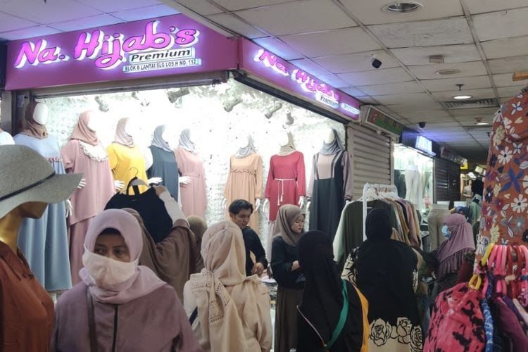 Suasana di Blok B Pasar Tanah Abang yang menjual baju muslim, Kamis (8/4/2021).(KOMPAS.com/Ihsanuddin)