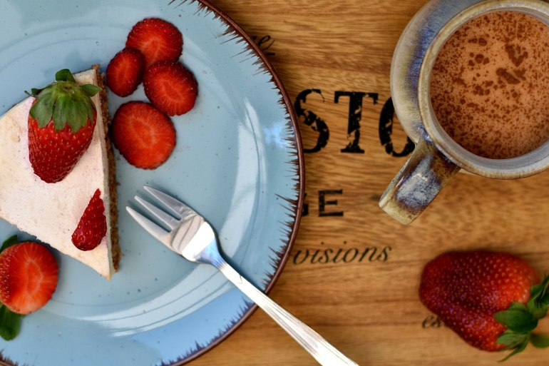 Makan kue tetap boleh selama tau batasnya (Image by marijana1 from Pixabay) 