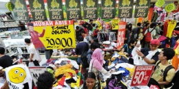 Ilustrasi orang berbelanja baju lebaran di mall | Foto oleh Arie Basuki