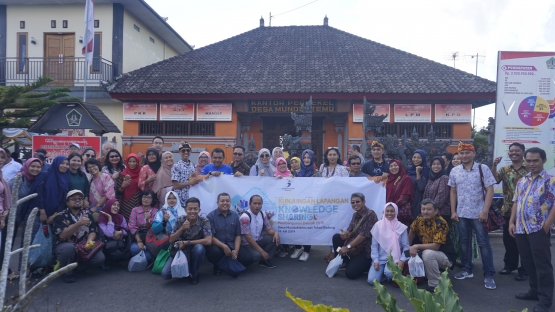 Foto bersama sebagai kenangan berkunjung di Desa Munduktemu. Sumber: Dok. Pribadi Andi Setyo Pambudi