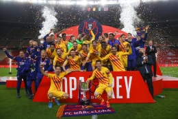 Barcelona merayakan gelar juara Copa del Rey 2021. (via markingthespot.com)
