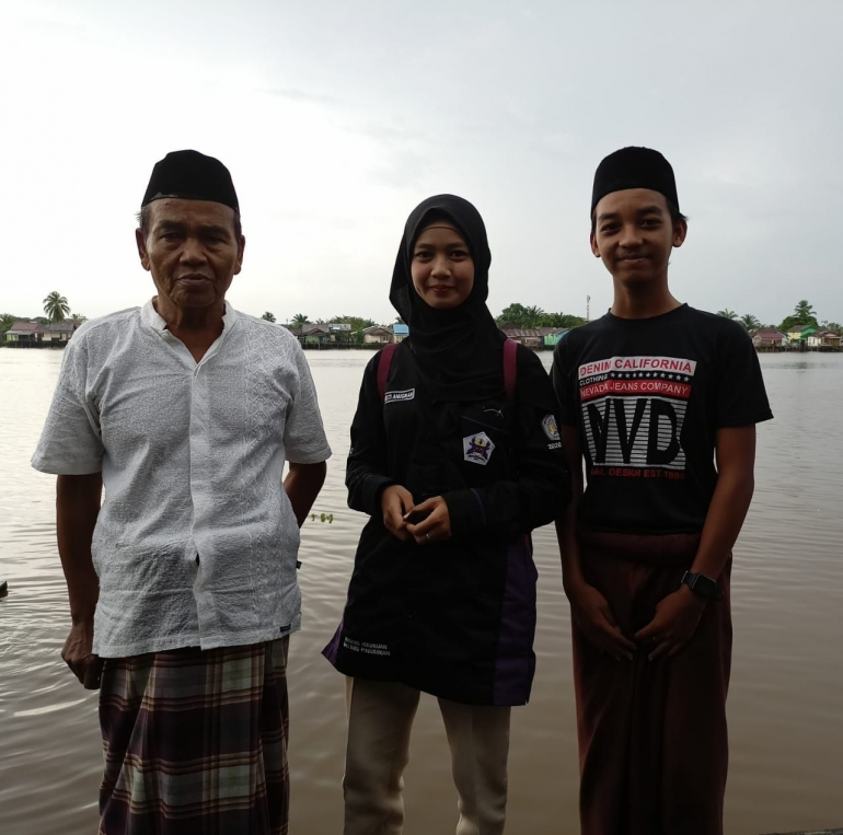 dokumentasi wawancara bersama warga Kampung Bangka (Pak H. Said-Ade Mesti (Mahasiswa)-Putra) / dokpri