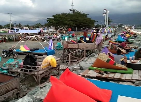 Tempat santai di atas tanggul penahan ombak. Doc Pri