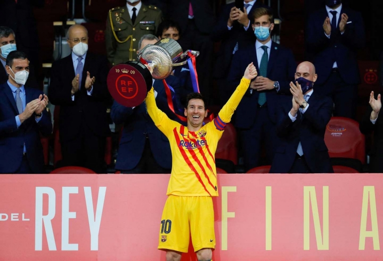 Lionel Messi mengangkat trofi Copa del Rey. Messi tampil inspiratif saat membawa Barcelona mengalahkan Athletic Bilbao 4-0 di final, Minggu (18/4) dini hari tadi.Foto: https://voi.id/en/sports