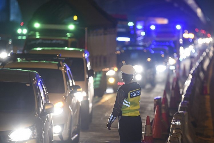 Foto : Petugas Sedang mengatur di Pintu Tol Jakarta-Cikampek ( Sumber: Megapolitan Kompas)