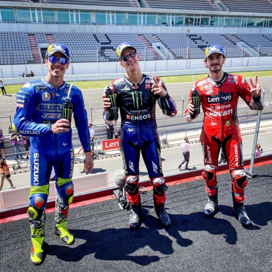Para Pemenang GP Portugal, Quartararo (Yamaha), Bagnia (Ducati), dan Joao Mir (Suzuki)               
            googletag.cmd.push(function() { googletag.display('div-gpt-ad-712092287234656005-411');});
                