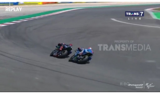 Momen perebutan posisi pertama antara Quartararo dan Rins. Sumber: MotoGP/Transmedia/Trans7
