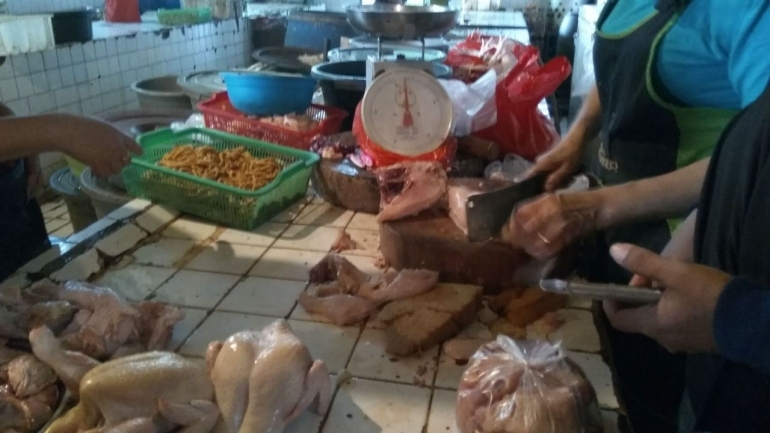Saat ramadan, harga sejumlah bahan makanan meningkat, termasuk ayam. (dok.windhu) 