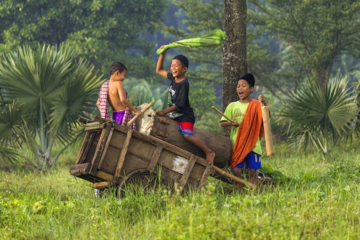 Indahnya kebahagiaan masa kanak-kanak | foto: shutterstock via Lokadata.id