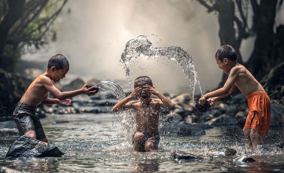 Ciblon atau Main Air di Sungai | yuksinau.co.id