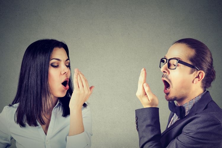 Ilustrasi bau mulut saat puasa. (sumber: Shutterstock via kompas.com)