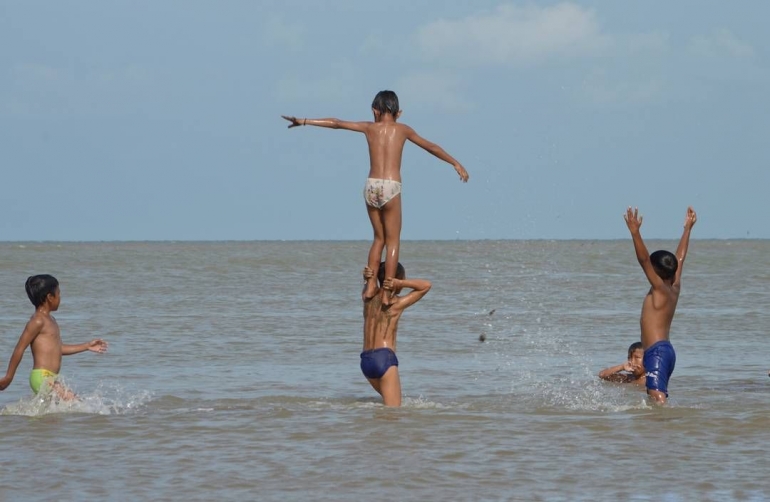 Renang di Laut (Dok. Kushadi Mulyono)