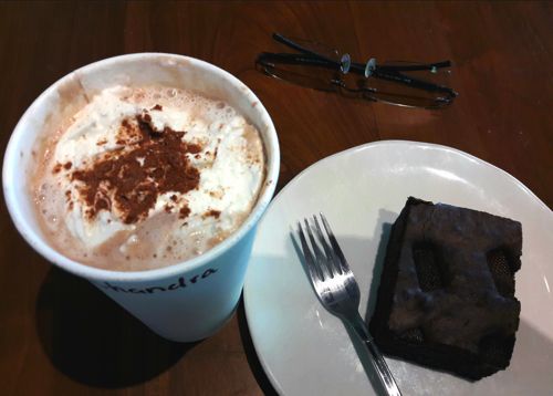Merayakan Kebahagiaan dengan kopi cokelat hangat dan kue. Foto : Pribadi.