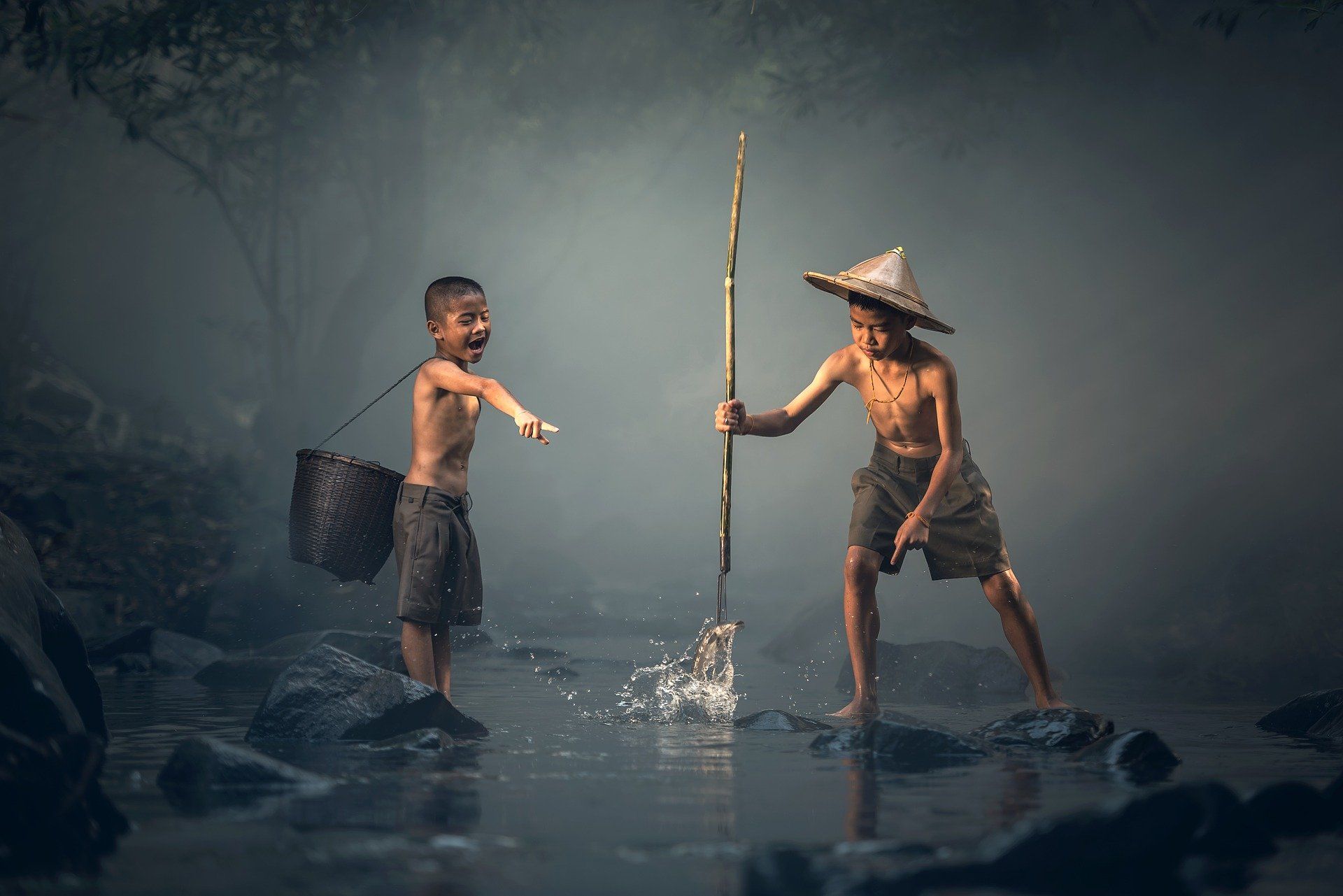 Anak-anak zaman dulu, kalau bulan Ramadan sering mandi di sungai sebagai penyejuk dan pelepas dahaga sesekali makan buah pepaya atau jeruk (foto dari pixabay/sasint)