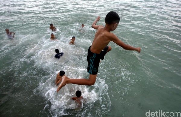 Ilustrasi Anak-anak berenang di sungai/Sumber Foto: detiknews.com