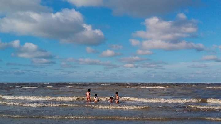 Anak-anak belajar dari pantai dan lautan. (Dok.IH)