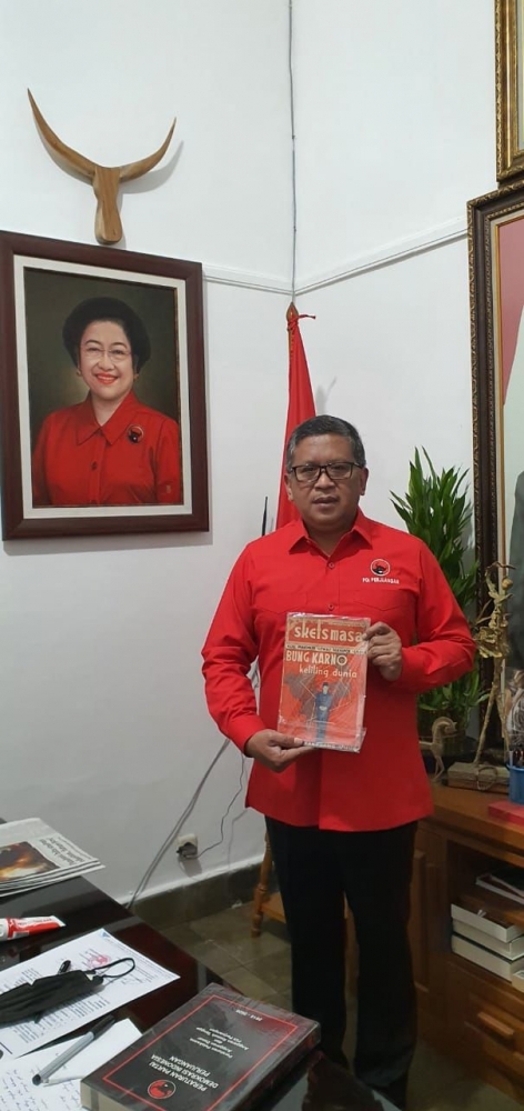 Foto atas, foto J.Osdar - Sekjen PDI PERJUANGAN Hasto Kristiyanto di kantornya Jalan Sutan Syahrir, Jakarta, awal April 2021.