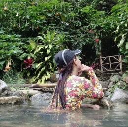 Pengunjung wisata ( wanita muda )