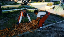 Dokpri. Siswa memungut sampah