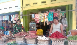 Fhoto : Kegiatan Babinsa Mengecek Harga Sembako di Pasar Tradisional. / dokpri