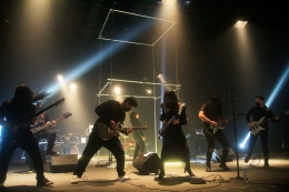 Isyana ikut head banging di kolaborasinya dengan band death metal (sumber gambar: pophariini.com)