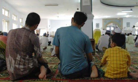 Mendidik anak sholat merupakan kewajiban kedua orang tua. Anak sholat berjamaah di Masjid (Ilustrasi) via republika.co.id